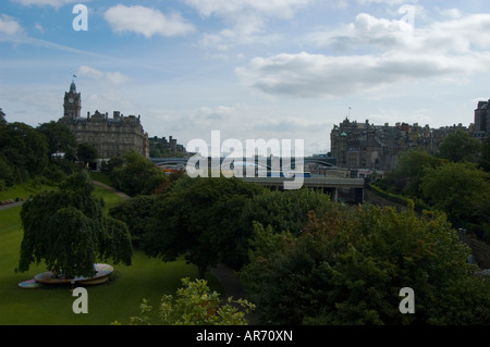 Edimbourg - Vue de l'Hôtel Balmoral, le Monument Nelson et de la ville Observatoire sur Calton Hill, et les ponts du Nord et Waverly Banque D'Images