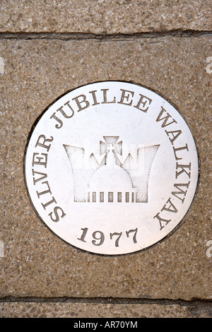 Royal Silver Jubilee ensemble plaque au sol sur le côté de la Tamise à Londres Banque D'Images