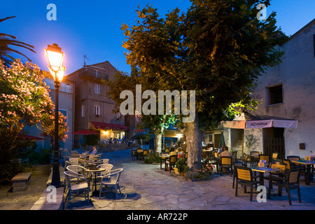 Cafe bar de nuit, Erbalunga, Cap Corse, Corse, France Banque D'Images