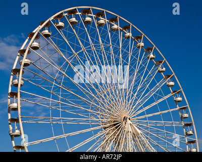 Grande roue contre un ciel bleu Banque D'Images