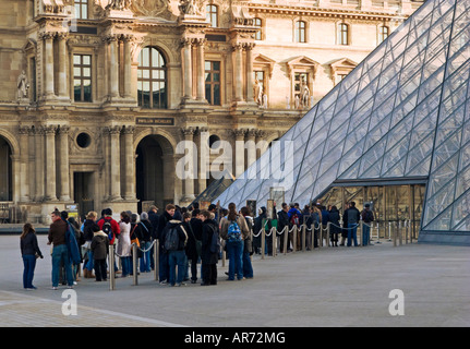 Musée du Louvre, Paris, France, Europe - Les visiteurs la queue tôt le matin à l'entrée de la pyramide du Louvre Banque D'Images