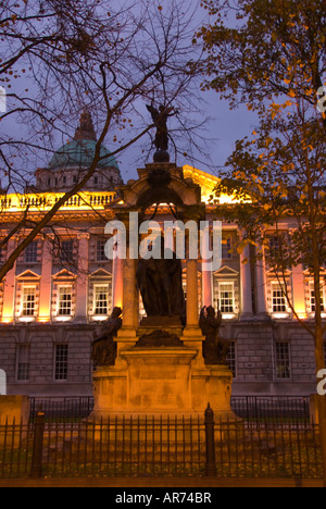 Donegall Square, principal quartier du centre-ville de Belfast, Irlande du Nord , ville au crépuscule, des statues à Belfast City Hall Banque D'Images