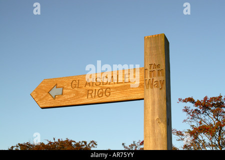 Panneau en bois indiquant la façon de of Glaisdale Rigg montre également flèche bleue indiquant une fonction bridleway et le marqueur façon Inn Banque D'Images