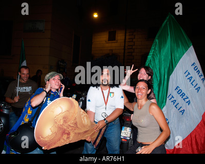 Les fans de football italien avec une grande effigie du trophée de la Coupe du Monde de célébrer les lauréats de l'Italie Juillet 2006 Banque D'Images