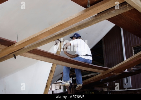 Travaux sur la coque d'un bateau en bois en construction à Pulau Duyong à Kuala Terengganu, Malaisie Banque D'Images