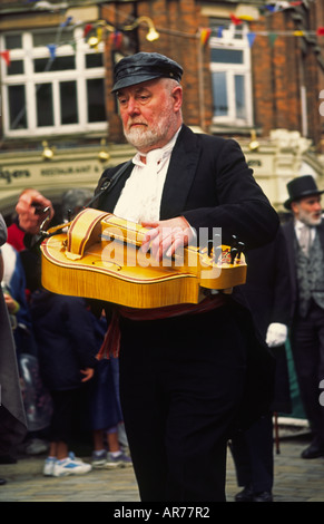 Hurdy Gurdy Player Festival Dickens Rochester Kent UK Banque D'Images