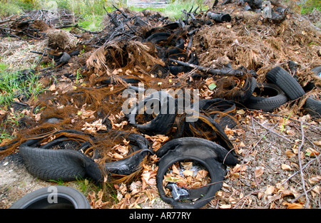 Les pneus de voitures et de jardin d'un dumping sur la masse des déchets à proximité du centre-ville Newport South Wales UK UE Banque D'Images