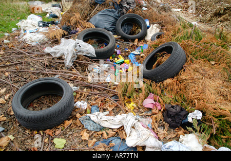 Les pneus de voitures et de jardin d'un dumping sur la masse des déchets à proximité du centre-ville Newport South Wales UK UE Banque D'Images