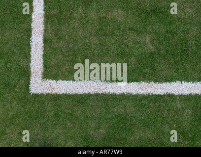 Ligne blanche sur un terrain de football en gazon artificiel Banque D'Images