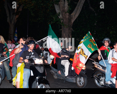 Les fans de football italien sur les scooters célébrer nuit équipe d'Italie Coupe du monde Juillet 2006 Banque D'Images