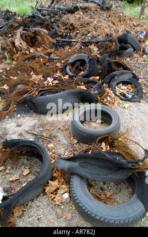 Les pneus de voitures et de jardin d'un dumping sur la masse des déchets à proximité du centre-ville Newport South Wales UK UE Banque D'Images