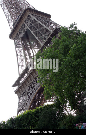 Une vue générale de la Tour Eiffel en photo à Paris. Il est vu ici à partir de ci-dessous. Banque D'Images