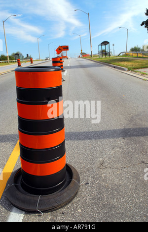 Les signes de la construction routière et les cônes on city street Banque D'Images