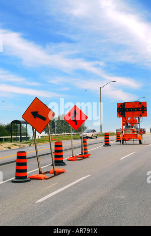 Les signes de la construction routière et les cônes sur une rue de la ville Banque D'Images