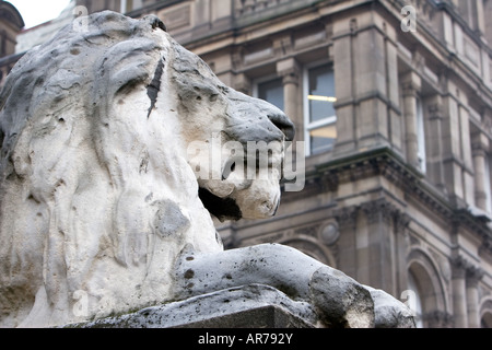 Un lion en pierre patiné à l'extérieur de l'Hôtel de ville de Leeds de Leeds UK 12 décembre 2007 Banque D'Images