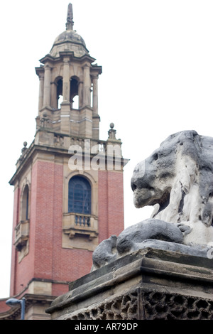 Un lion en pierre patiné à l'extérieur de l'Hôtel de ville de Leeds de Leeds UK 12 décembre 2007 Banque D'Images