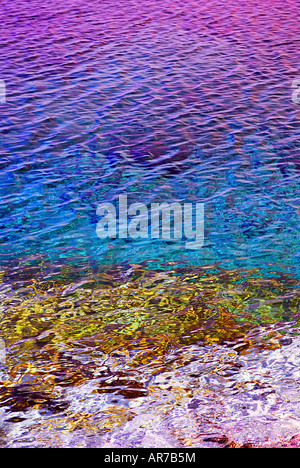 L'eau de fond naturel de couleur de surface de réflexion et de roches sur la bas Banque D'Images