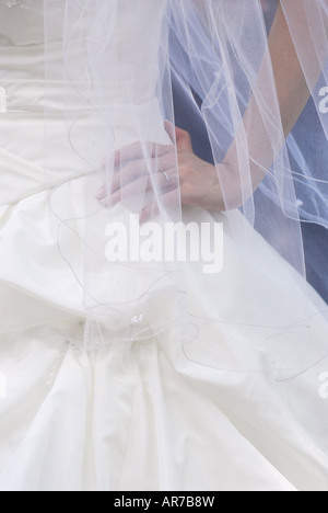 Mariée de porter une robe de mariée blanche et d'un voile Banque D'Images