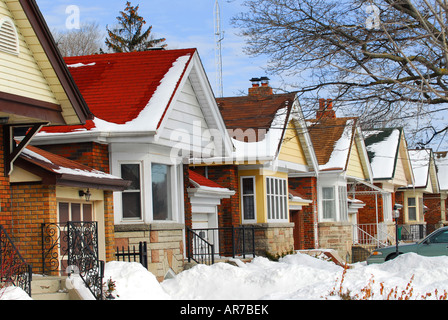 Rangée de maisons résidentielles en hiver avec de la neige Banque D'Images