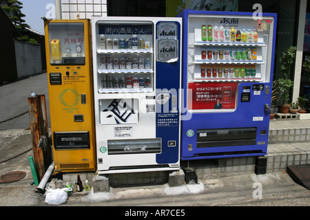 La bière et le saké alcool distributeurs automatiques sur un coin de rue dans la ville de Nara Japon Asie Banque D'Images