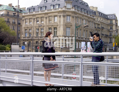 Les touristes japonais ou coréen à prendre des photos sur le quai Antole France à Paris Banque D'Images
