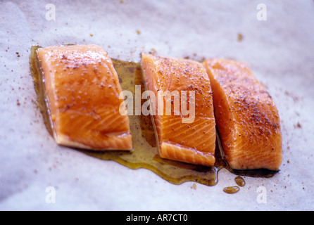 Le saumon frais cuit dans l'huile d'OLIVE Banque D'Images