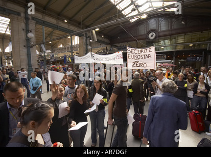 Suppression des manifestants français accueillir les passagers arrivant sur l'Eurostar à la gare du Nord Banque D'Images