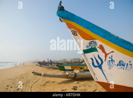 Un bateau de pêche sur Marina Beach à Chennai Tamil Nadu Inde Banque D'Images