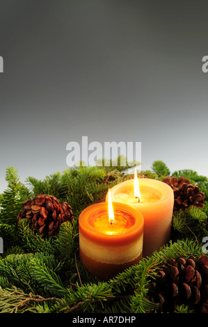 Arrangement de brûler des bougies de Noël et de branches d'épinette vert contexte Banque D'Images