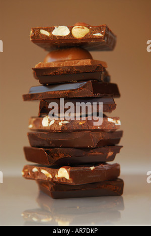 Pile de morceaux de chocolat d'un assortiment de bars Banque D'Images
