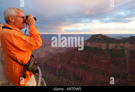 Les visiteurs du parc à profiter de la vue depuis le bord nord au coucher du soleil Banque D'Images