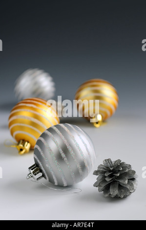 Fond de Noël avec des ornements de Noël en verre et des pommes de pin Banque D'Images