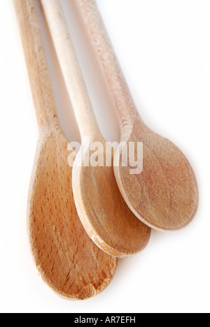 Cuillères de cuisine ancienne en bois isolé sur fond blanc Banque D'Images