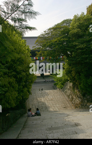 Étapes menant à l'ancienne Kyoto temple Chion dans ville région du Kansai Japon Asie Banque D'Images