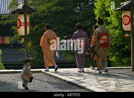 Les femmes portant des kimonos japonais traditionnels visitez Chion au temple de Kyoto Kansai Japon Asie Banque D'Images