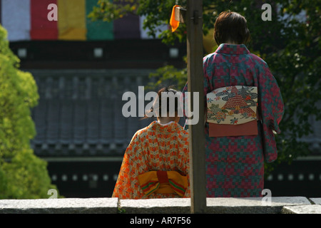 Les femmes portant un kimono traditionnel japonais visiter Chion au temple de Kyoto Kansai Japon Asie Banque D'Images