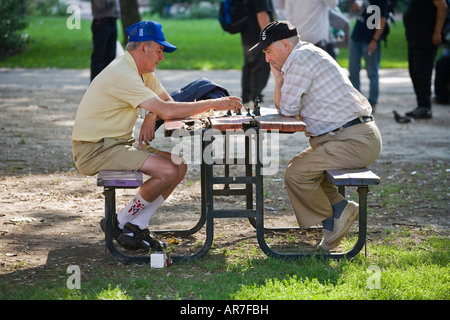 Deux retraités jouant aux échecs dans le parc Toronto Ontario Canada Banque D'Images