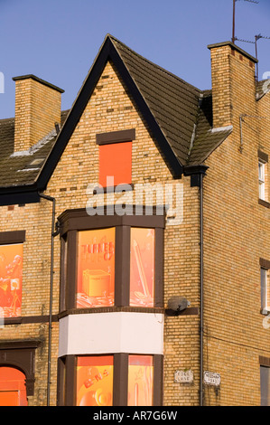 Maisons placardées sur Edge Lane Liverpool à l'aide d'art pour la rendre meilleure pour l'année 2008 de la ville de la Culture Banque D'Images