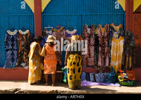 Magasin de vente en bordure de robes, Be Hell-Ville, Nosy Be, Madagascar Banque D'Images