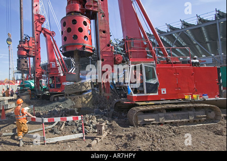 Alésage forage empiler verticalement pour trouver un sol stable. Un réseau de piles renforcé fournit une base pour une structure lourde. Banque D'Images