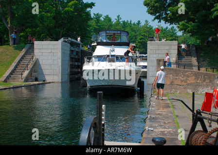 Motor Yacht en passant par écluse du canal Rideau Banque D'Images