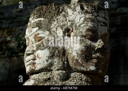 Visages de pierre à la porte sud d'Angkor Thom Angkor Phnom Penh Cambodge Banque D'Images