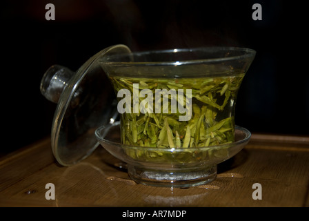 Un verre de thé vert longjing traditionnel à une maison de thé de Hangzhou Chine Banque D'Images