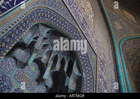 Abstract floral détail de la mosaïque complexe de travail intérieur de la Mosquée du Sheikh Lotfallah, Naghsh-i Jahan Square, Esfahan Iran. Banque D'Images