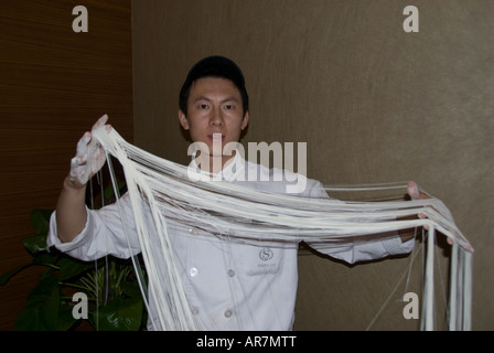 Chef de donner une leçon de nouilles balançant la pâte en fines lanières Xian dans la province du Shaanxi en Chine. Banque D'Images