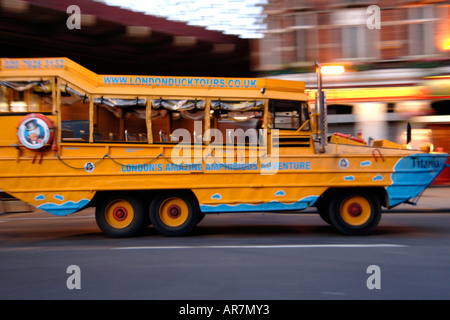 Le amphimbious jaune véhicule utilisé par Tours 'Duck' pour prendre les passagers sur la rivière Thames à London. Banque D'Images