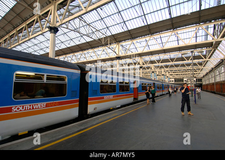 Un train du sud-ouest et les passagers sur la plate-forme 2 à la gare de Waterloo à Londres. Banque D'Images