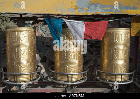 Roues de prière et les drapeaux sur la kora autour du Palais du Potala, Lhassa, Tibet central Banque D'Images