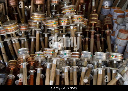 Des piles de Mani roues de prière pour les pèlerins dans le Barkhor bazar à l'extérieur du temple du Jokhang à Lhassa, Tibet central Banque D'Images