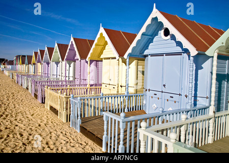 Les nouvelles cabines de plage À WEST MERSEA ESSEX toutes peintes dans des couleurs pastel Banque D'Images